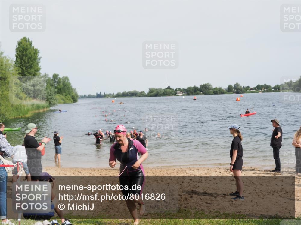 21.06.2025 - 27. Vierlanden-Triathlon MichiJ http://msf.ph/oto/8016826 15.06.2026 10:17:19 Schwimmen 529, 575, 581, 584 meine-sportfotos.de