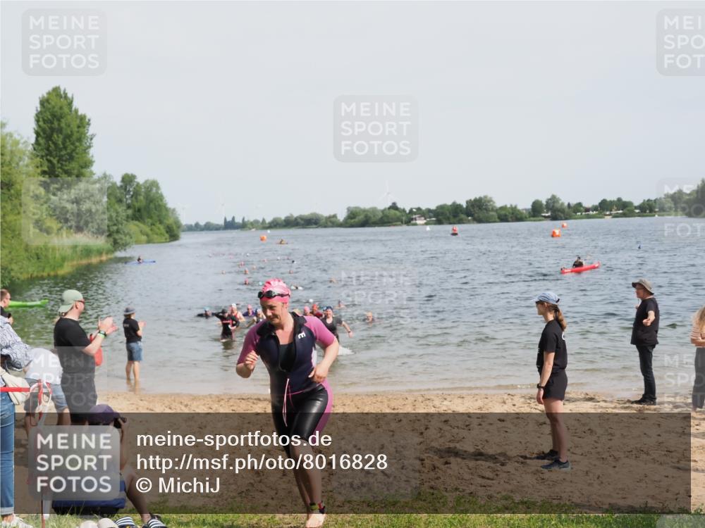21.06.2025 - 27. Vierlanden-Triathlon MichiJ http://msf.ph/oto/8016828 15.06.2026 10:17:19 Schwimmen 529, 575, 581, 584 meine-sportfotos.de