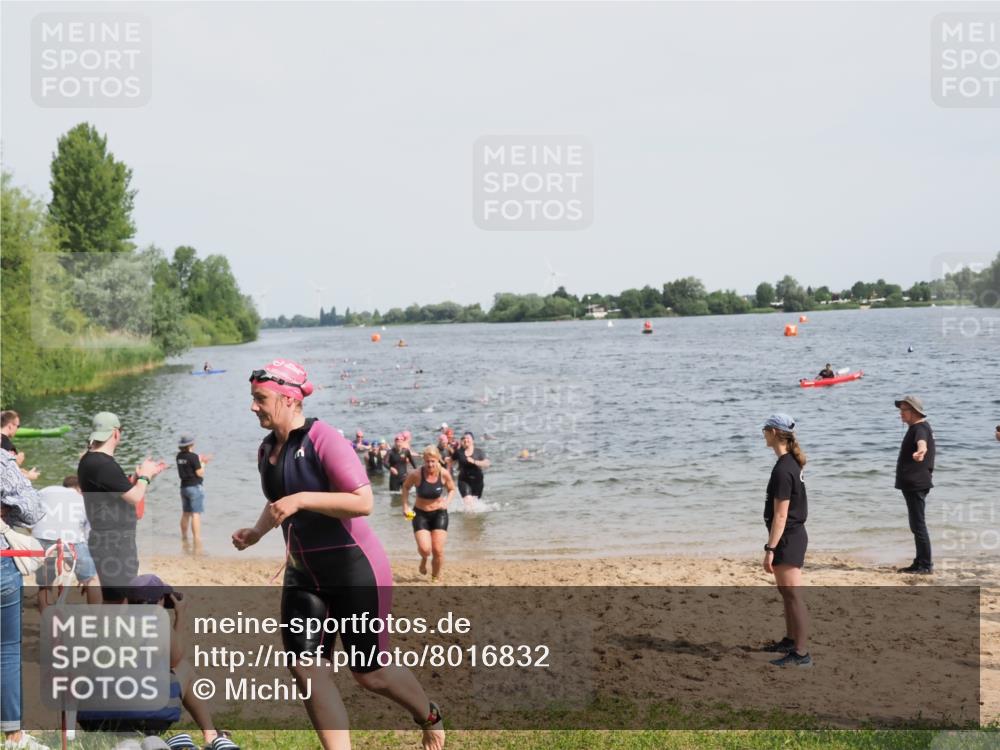 21.06.2025 - 27. Vierlanden-Triathlon MichiJ http://msf.ph/oto/8016832 15.06.2026 10:17:19 Schwimmen 529, 575, 581, 584 meine-sportfotos.de