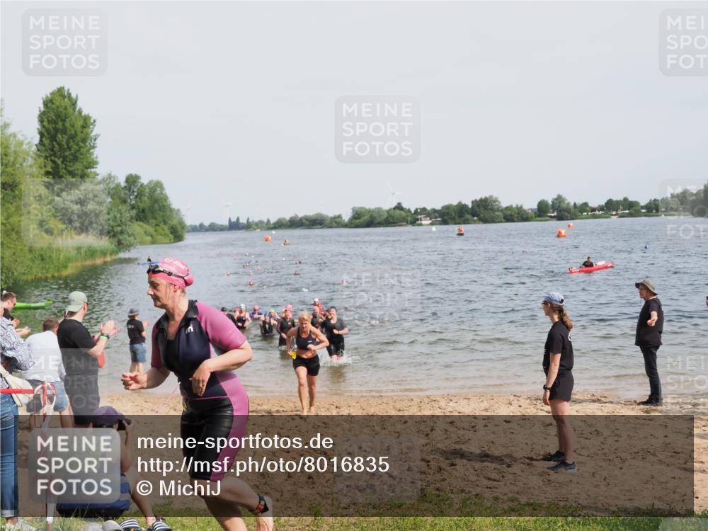 21.06.2025 - 27. Vierlanden-Triathlon MichiJ http://msf.ph/oto/8016835 15.06.2026 10:17:19 Schwimmen 529, 575, 581, 584 meine-sportfotos.de