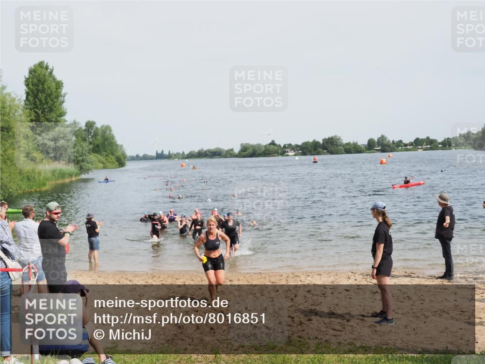 21.06.2025 - 27. Vierlanden-Triathlon MichiJ http://msf.ph/oto/8016851 15.06.2026 10:17:20 Schwimmen 529, 575, 581, 584 meine-sportfotos.de