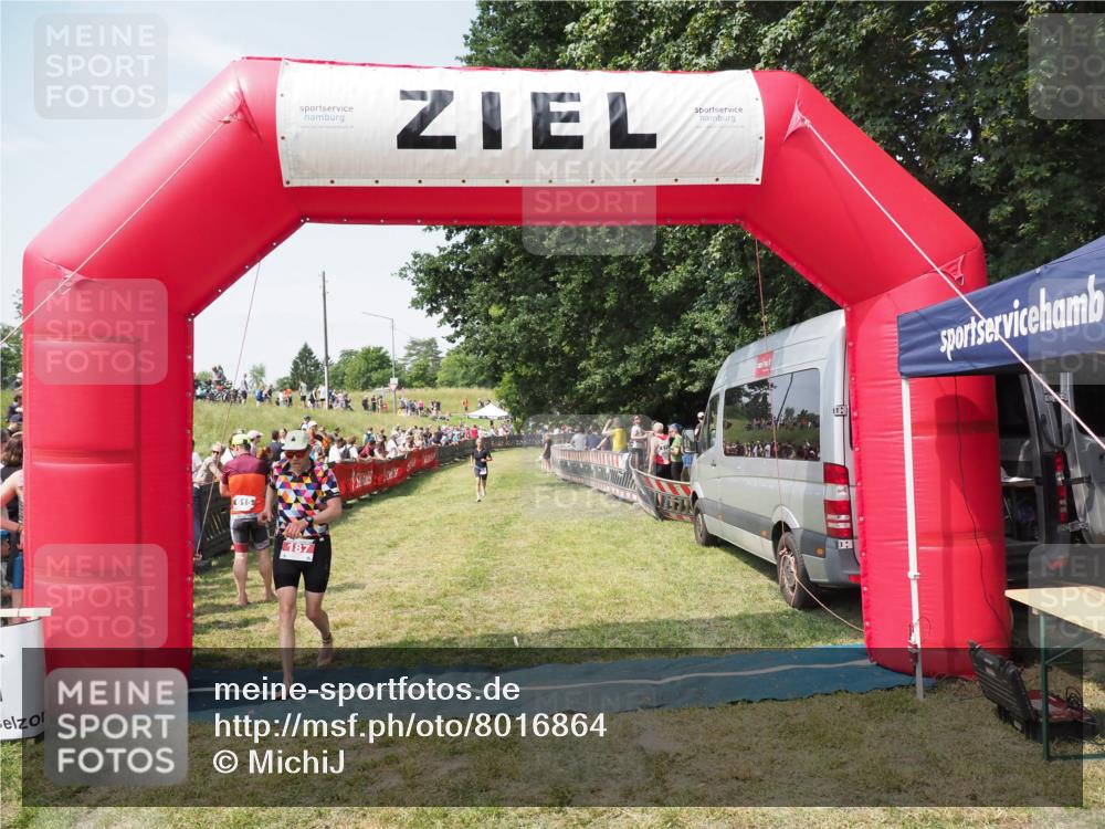 21.06.2025 - 27. Vierlanden-Triathlon MichiJ http://msf.ph/oto/8016864 15.06.2026 11:32:57 Ziel 187, 571 meine-sportfotos.de