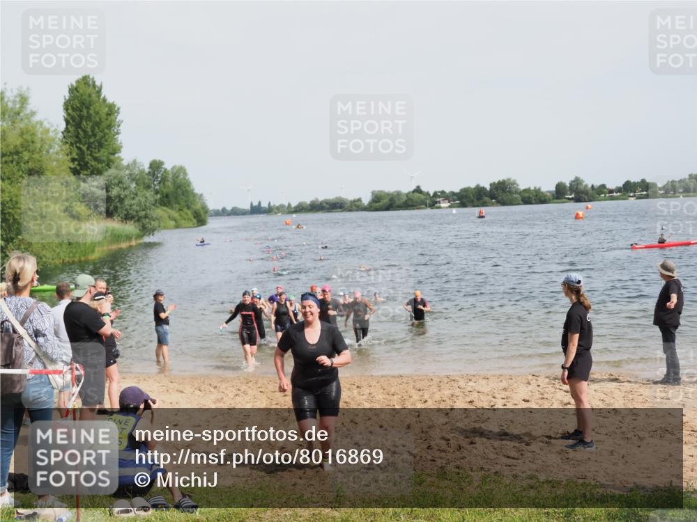 21.06.2025 - 27. Vierlanden-Triathlon MichiJ http://msf.ph/oto/8016869 15.06.2026 10:17:25 Schwimmen 529, 572, 581, 582, 584, 594 meine-sportfotos.de