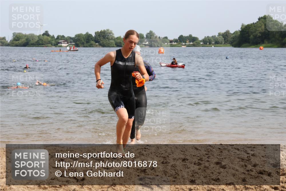 15.06.2025 - 27. Vierlanden-Triathlon Lena Gebhardt http://msf.ph/oto/8016878 15.06.2025 10:15:41 Schwimmen 483, 505, 508, 509, 511, 564, 577, 590, 620, 630 meine-sportfotos.de