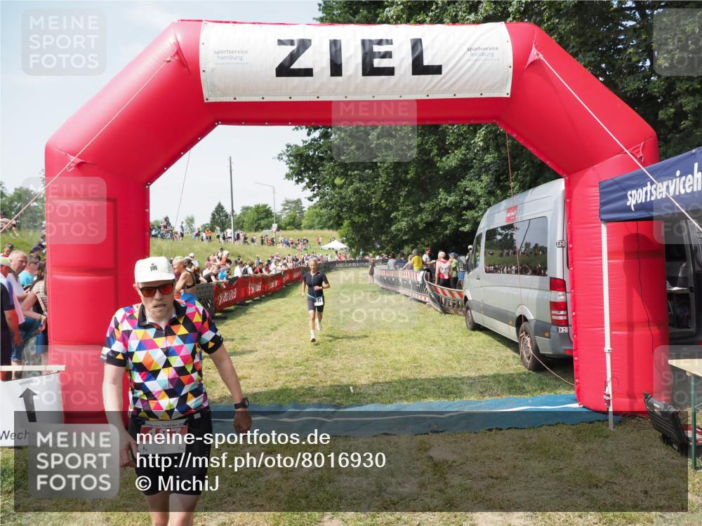 21.06.2025 - 27. Vierlanden-Triathlon MichiJ http://msf.ph/oto/8016930 15.06.2026 11:32:59 Ziel 187, 571 meine-sportfotos.de