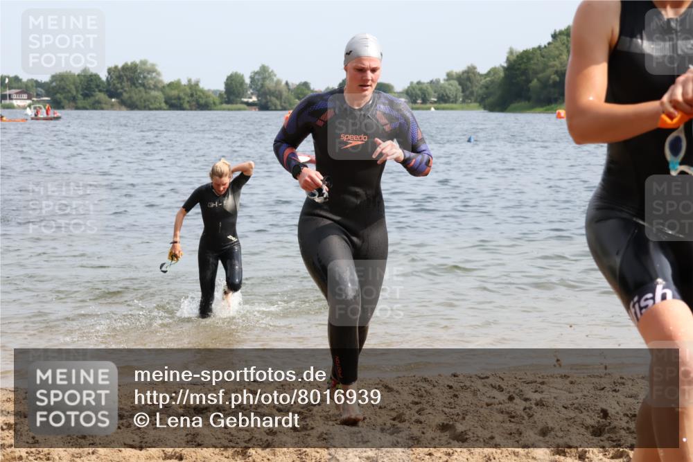 15.06.2025 - 27. Vierlanden-Triathlon Lena Gebhardt http://msf.ph/oto/8016939 15.06.2025 10:15:42 Schwimmen 483, 505, 508, 509, 511, 564, 577, 590, 620, 630 meine-sportfotos.de