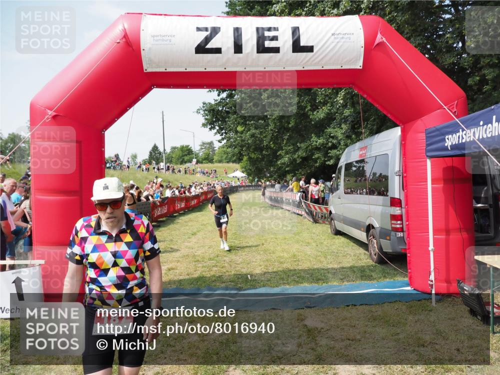 21.06.2025 - 27. Vierlanden-Triathlon MichiJ http://msf.ph/oto/8016940 15.06.2026 11:32:59 Ziel 187, 571 meine-sportfotos.de