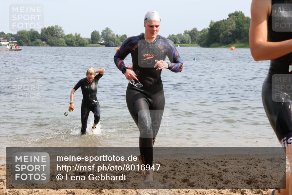 15.06.2025 - 27. Vierlanden-Triathlon Lena Gebhardt http://msf.ph/oto/8016947 15.06.2025 10:15:43 Schwimmen 483, 505, 509, 511, 564, 577, 590, 630 meine-sportfotos.de