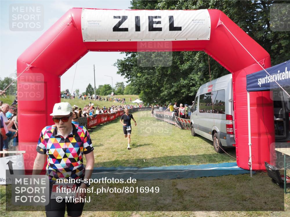 21.06.2025 - 27. Vierlanden-Triathlon MichiJ http://msf.ph/oto/8016949 15.06.2026 11:33:00 Ziel 187, 571 meine-sportfotos.de