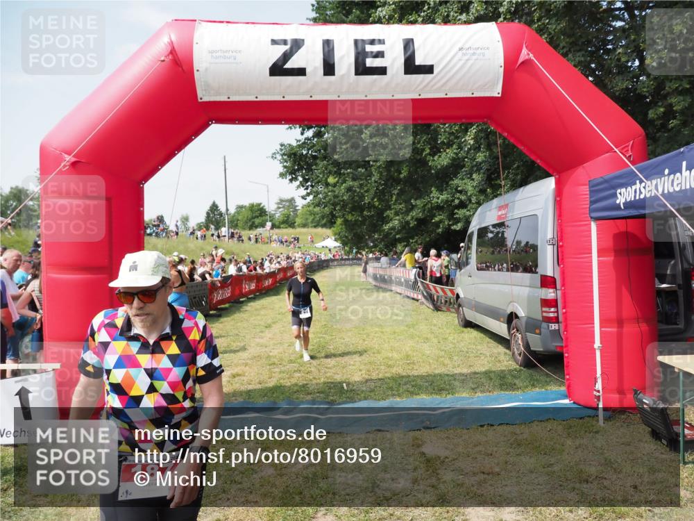 21.06.2025 - 27. Vierlanden-Triathlon MichiJ http://msf.ph/oto/8016959 15.06.2026 11:33:00 Ziel 187, 571 meine-sportfotos.de