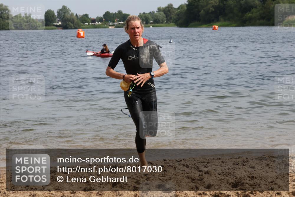 15.06.2025 - 27. Vierlanden-Triathlon Lena Gebhardt http://msf.ph/oto/8017030 15.06.2025 10:15:45 Schwimmen 483, 505, 509, 564, 577, 590, 630 meine-sportfotos.de
