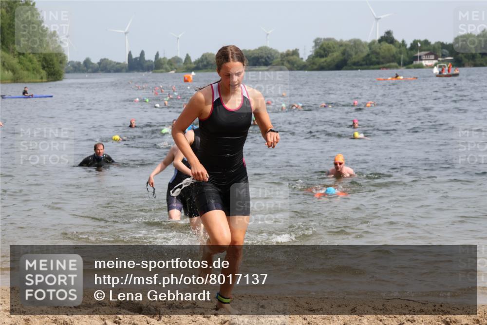 15.06.2025 - 27. Vierlanden-Triathlon Lena Gebhardt http://msf.ph/oto/8017137 15.06.2025 10:15:48 Schwimmen 483, 505, 509, 547, 564, 577, 590, 606, 630 meine-sportfotos.de