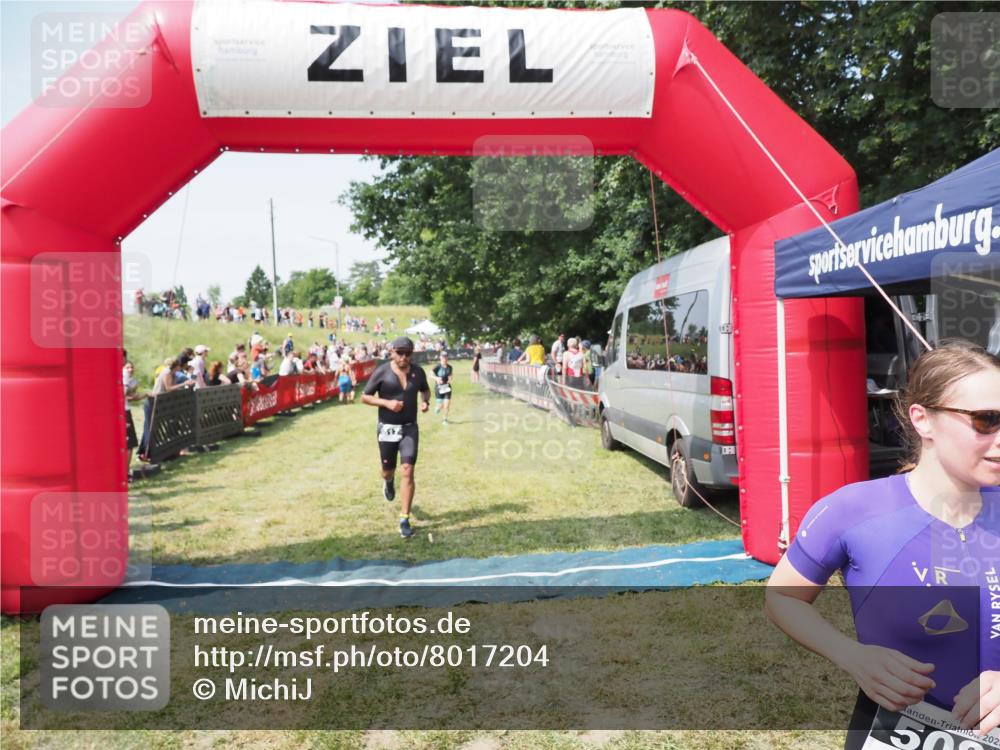 21.06.2025 - 27. Vierlanden-Triathlon MichiJ http://msf.ph/oto/8017204 15.06.2026 11:33:15 Ziel 317, 508, 606 meine-sportfotos.de
