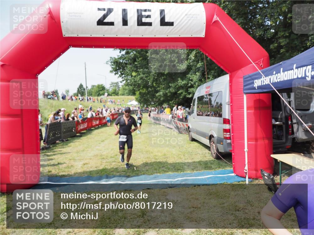 21.06.2025 - 27. Vierlanden-Triathlon MichiJ http://msf.ph/oto/8017219 15.06.2026 11:33:15 Ziel 317, 508, 606 meine-sportfotos.de