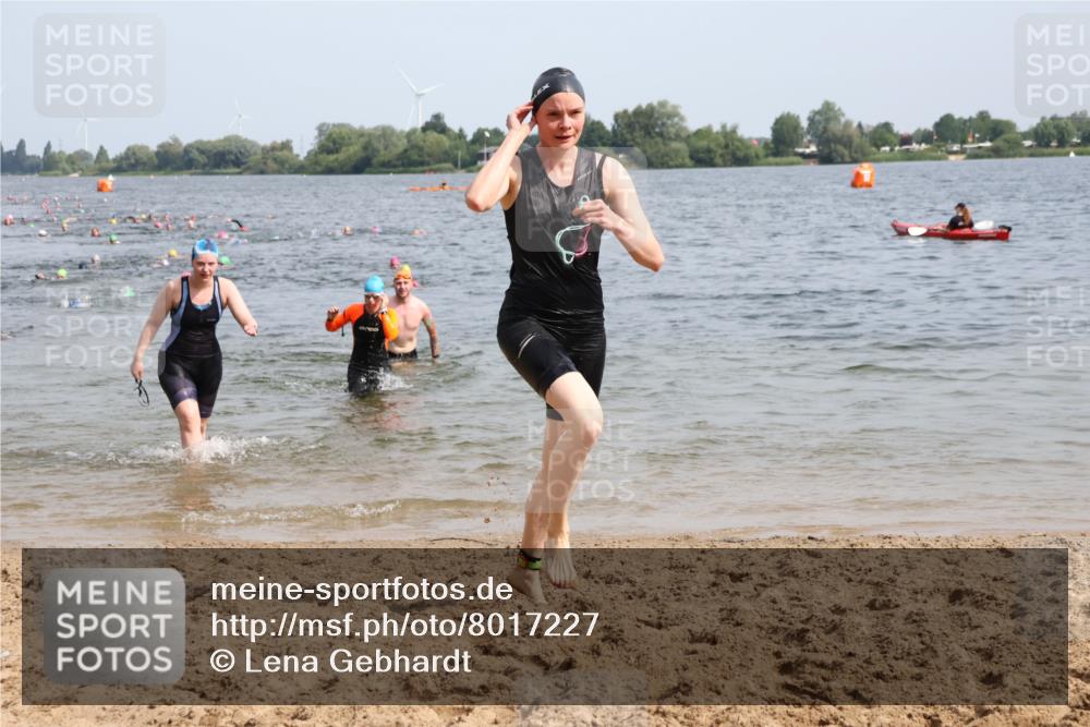15.06.2025 - 27. Vierlanden-Triathlon Lena Gebhardt http://msf.ph/oto/8017227 15.06.2025 10:15:51 Schwimmen 483, 505, 547, 564, 577, 590, 606, 612, 630 meine-sportfotos.de