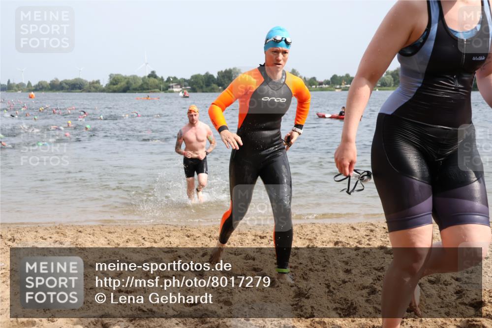 15.06.2025 - 27. Vierlanden-Triathlon Lena Gebhardt http://msf.ph/oto/8017279 15.06.2025 10:15:57 Schwimmen 445, 505, 547, 577, 606, 612, 630 meine-sportfotos.de