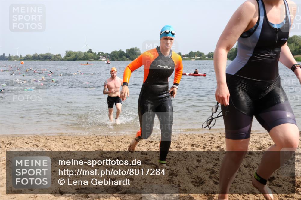 15.06.2025 - 27. Vierlanden-Triathlon Lena Gebhardt http://msf.ph/oto/8017284 15.06.2025 10:15:57 Schwimmen 445, 505, 547, 577, 606, 612, 630 meine-sportfotos.de