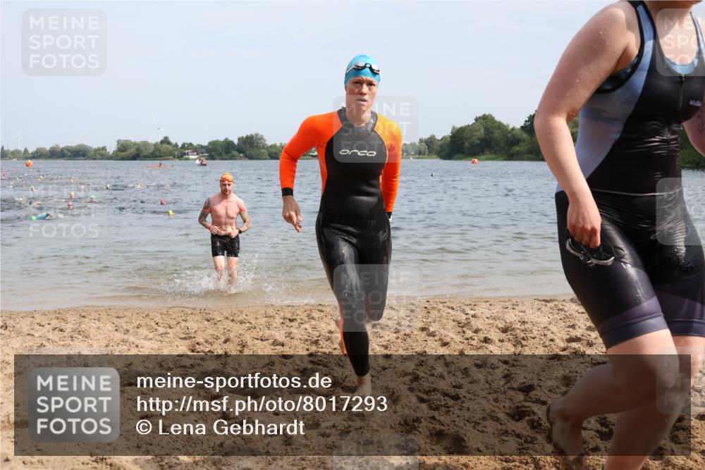 15.06.2025 - 27. Vierlanden-Triathlon Lena Gebhardt http://msf.ph/oto/8017293 15.06.2025 10:15:57 Schwimmen 445, 505, 547, 577, 606, 612, 630 meine-sportfotos.de