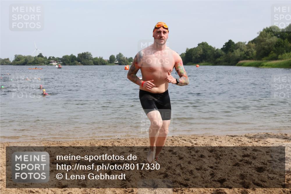 15.06.2025 - 27. Vierlanden-Triathlon Lena Gebhardt http://msf.ph/oto/8017330 15.06.2025 10:16:00 Schwimmen 445, 505, 547, 606, 612 meine-sportfotos.de