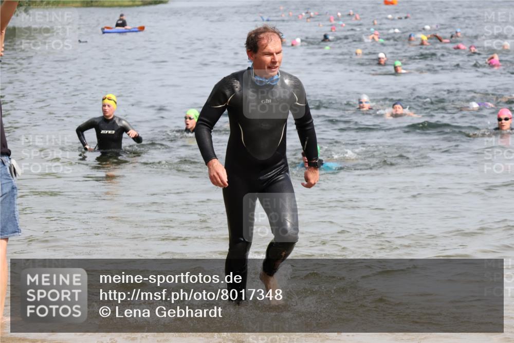 15.06.2025 - 27. Vierlanden-Triathlon Lena Gebhardt http://msf.ph/oto/8017348 15.06.2025 10:16:02 Schwimmen 445, 547, 606, 612 meine-sportfotos.de