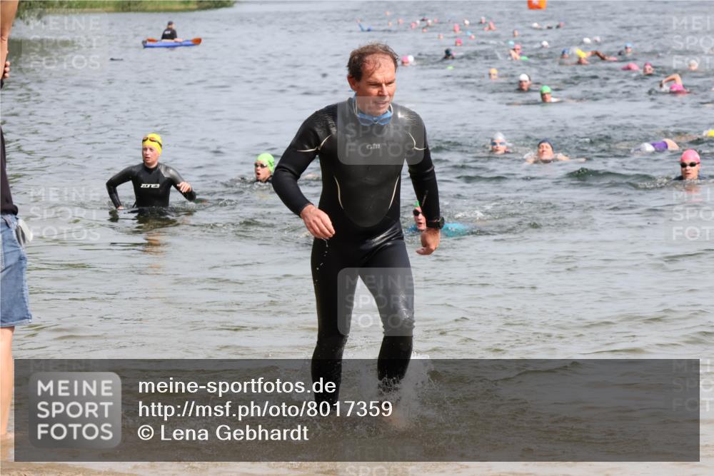 15.06.2025 - 27. Vierlanden-Triathlon Lena Gebhardt http://msf.ph/oto/8017359 15.06.2025 10:16:03 Schwimmen 445, 547, 606, 612 meine-sportfotos.de