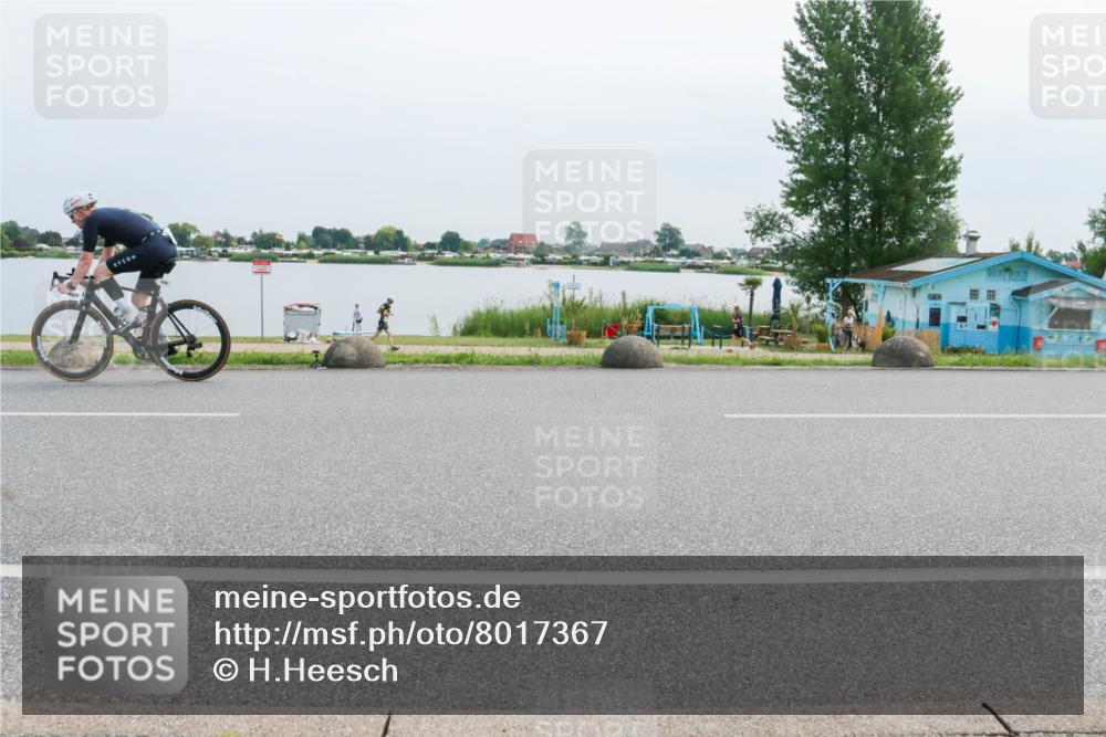 15.06.2025 - 27. Vierlanden-Triathlon H.Heesch http://msf.ph/oto/8017367 15.06.2025 11:14:00 Radfahren 207, 214, 556, 645 meine-sportfotos.de