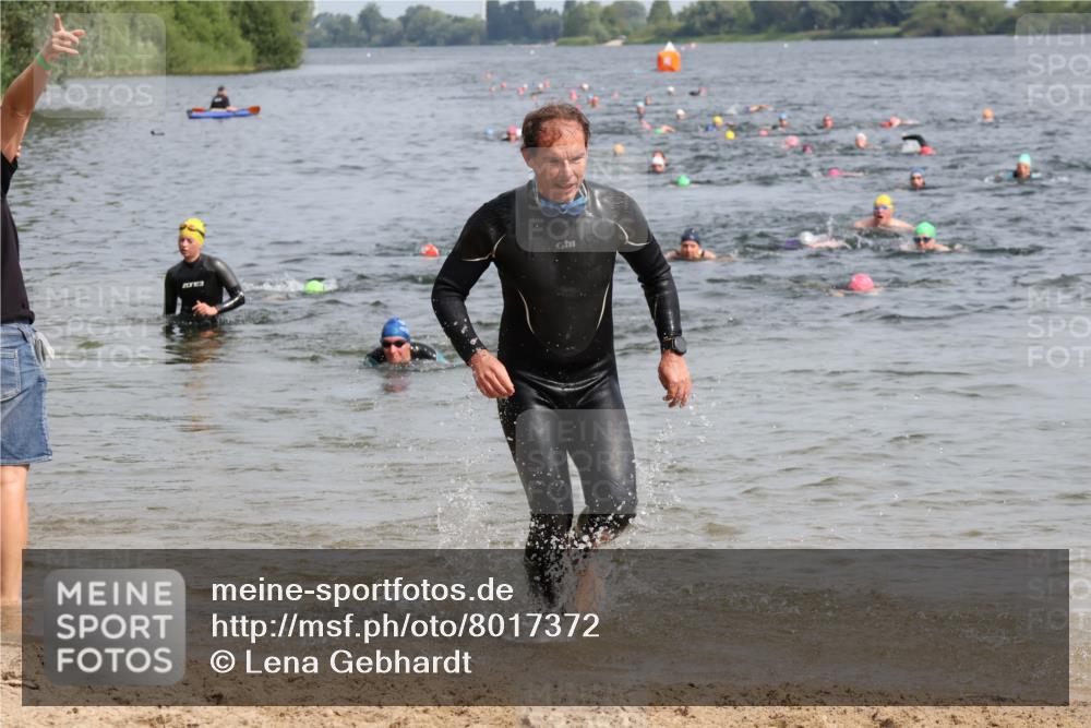 15.06.2025 - 27. Vierlanden-Triathlon Lena Gebhardt http://msf.ph/oto/8017372 15.06.2025 10:16:03 Schwimmen 445, 547, 606, 612 meine-sportfotos.de
