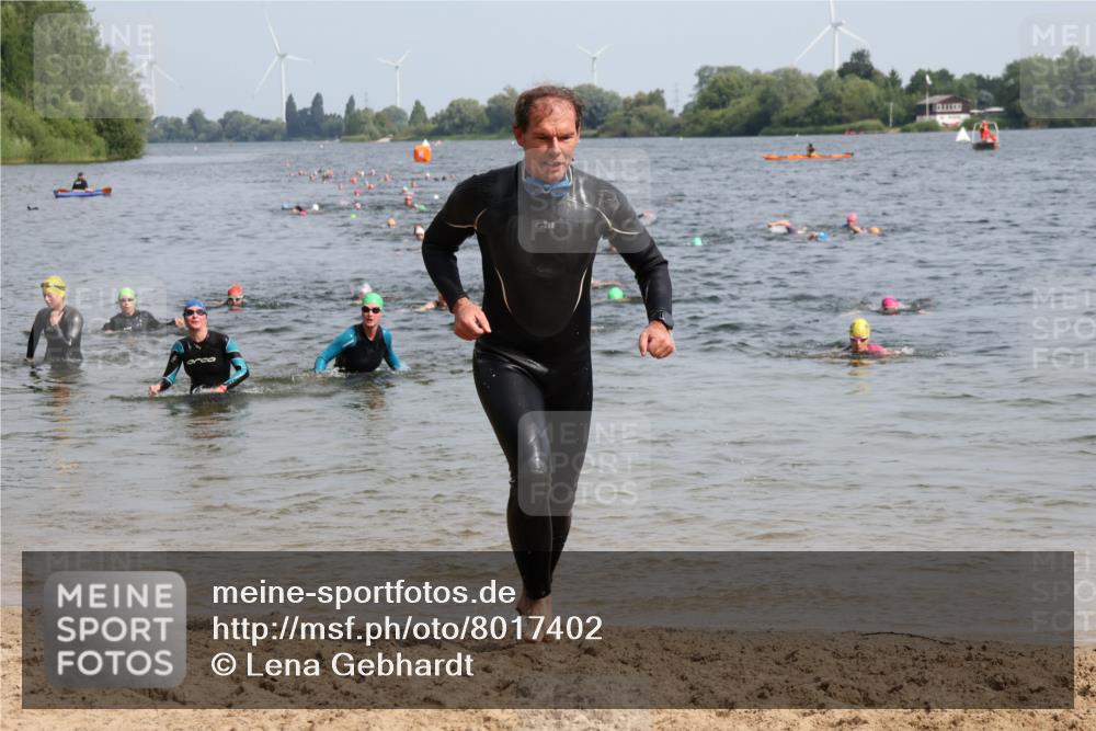 15.06.2025 - 27. Vierlanden-Triathlon Lena Gebhardt http://msf.ph/oto/8017402 15.06.2025 10:16:04 Schwimmen 445, 547, 606, 612 meine-sportfotos.de