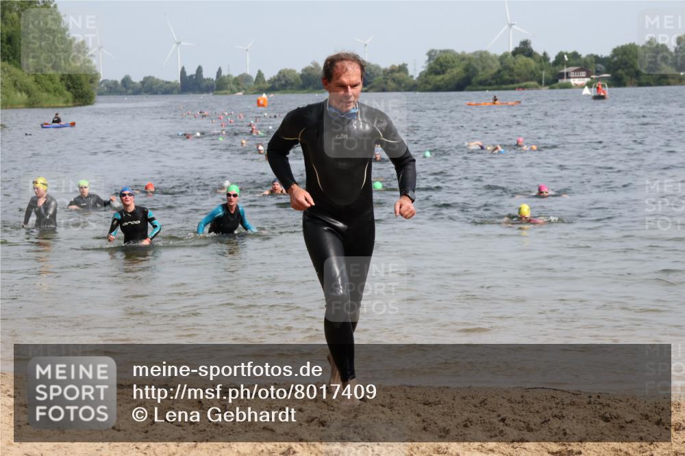 15.06.2025 - 27. Vierlanden-Triathlon Lena Gebhardt http://msf.ph/oto/8017409 15.06.2025 10:16:04 Schwimmen 445, 547, 606, 612 meine-sportfotos.de