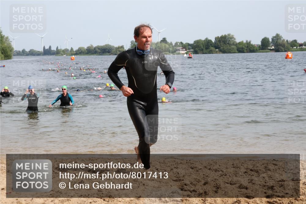 15.06.2025 - 27. Vierlanden-Triathlon Lena Gebhardt http://msf.ph/oto/8017413 15.06.2025 10:16:05 Schwimmen 445, 489, 547, 606, 612 meine-sportfotos.de