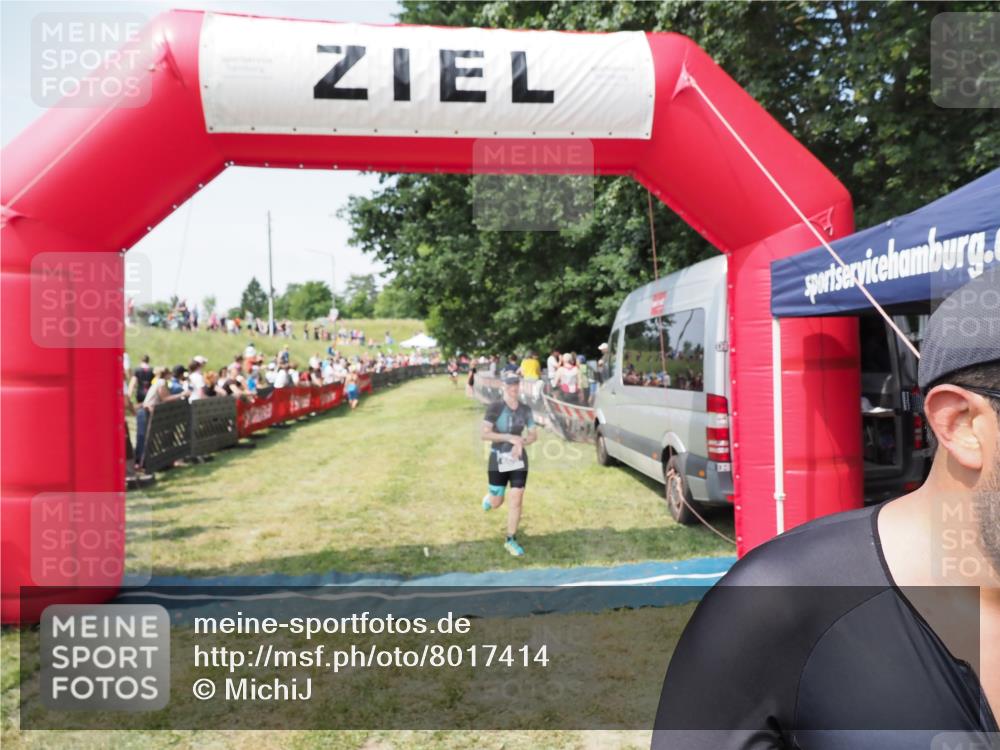 21.06.2025 - 27. Vierlanden-Triathlon MichiJ http://msf.ph/oto/8017414 15.06.2026 11:33:18 Ziel 317, 508, 606 meine-sportfotos.de