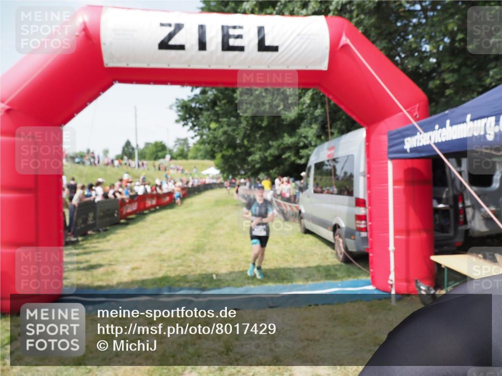 21.06.2025 - 27. Vierlanden-Triathlon MichiJ http://msf.ph/oto/8017429 15.06.2026 11:33:18 Ziel 317, 508, 606 meine-sportfotos.de