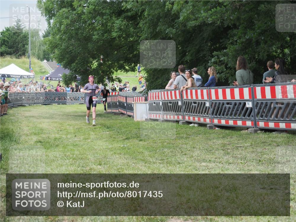 21.06.2025 - 27. Vierlanden-Triathlon KatJ http://msf.ph/oto/8017435 15.06.2025 13:17:35 Ziel 216, 862 meine-sportfotos.de