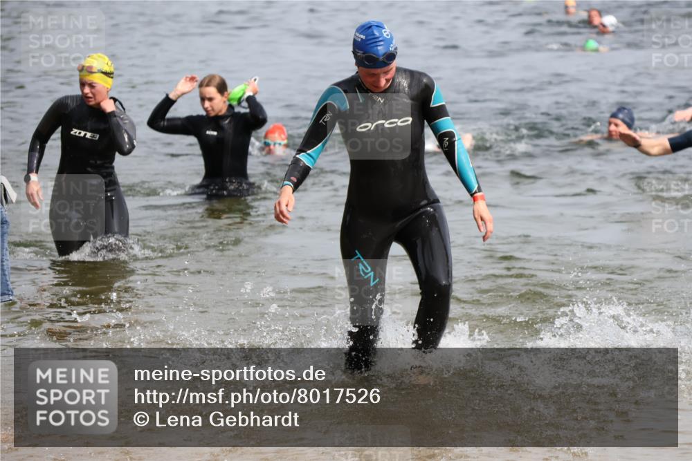 15.06.2025 - 27. Vierlanden-Triathlon Lena Gebhardt http://msf.ph/oto/8017526 15.06.2025 10:16:11 Schwimmen 445, 477, 489, 523, 611 meine-sportfotos.de