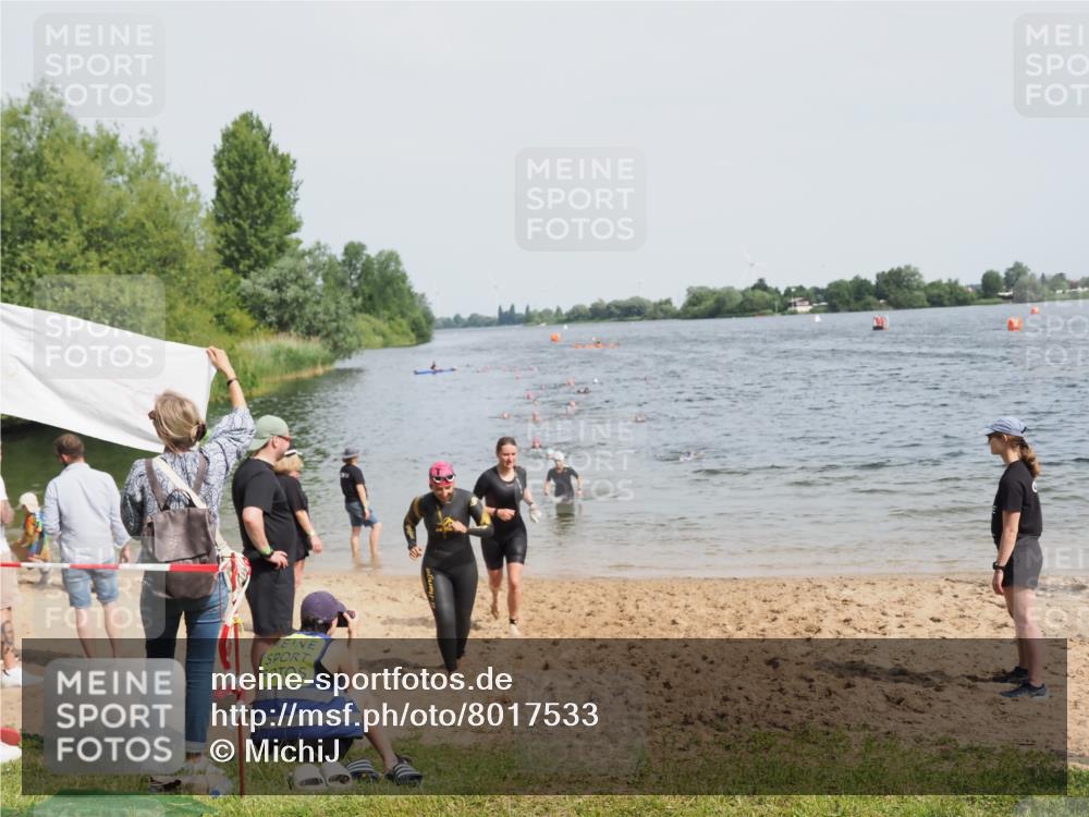 21.06.2025 - 27. Vierlanden-Triathlon MichiJ http://msf.ph/oto/8017533 15.06.2026 10:17:47 Schwimmen 493, 522, 537, 563, 571 meine-sportfotos.de