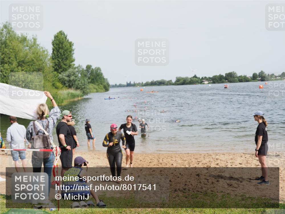 21.06.2025 - 27. Vierlanden-Triathlon MichiJ http://msf.ph/oto/8017541 15.06.2026 10:17:47 Schwimmen 493, 522, 537, 563, 571 meine-sportfotos.de