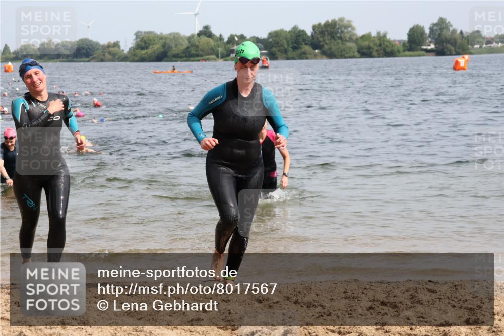 15.06.2025 - 27. Vierlanden-Triathlon Lena Gebhardt http://msf.ph/oto/8017567 15.06.2025 10:16:13 Schwimmen 445, 477, 489, 494, 523, 611 meine-sportfotos.de