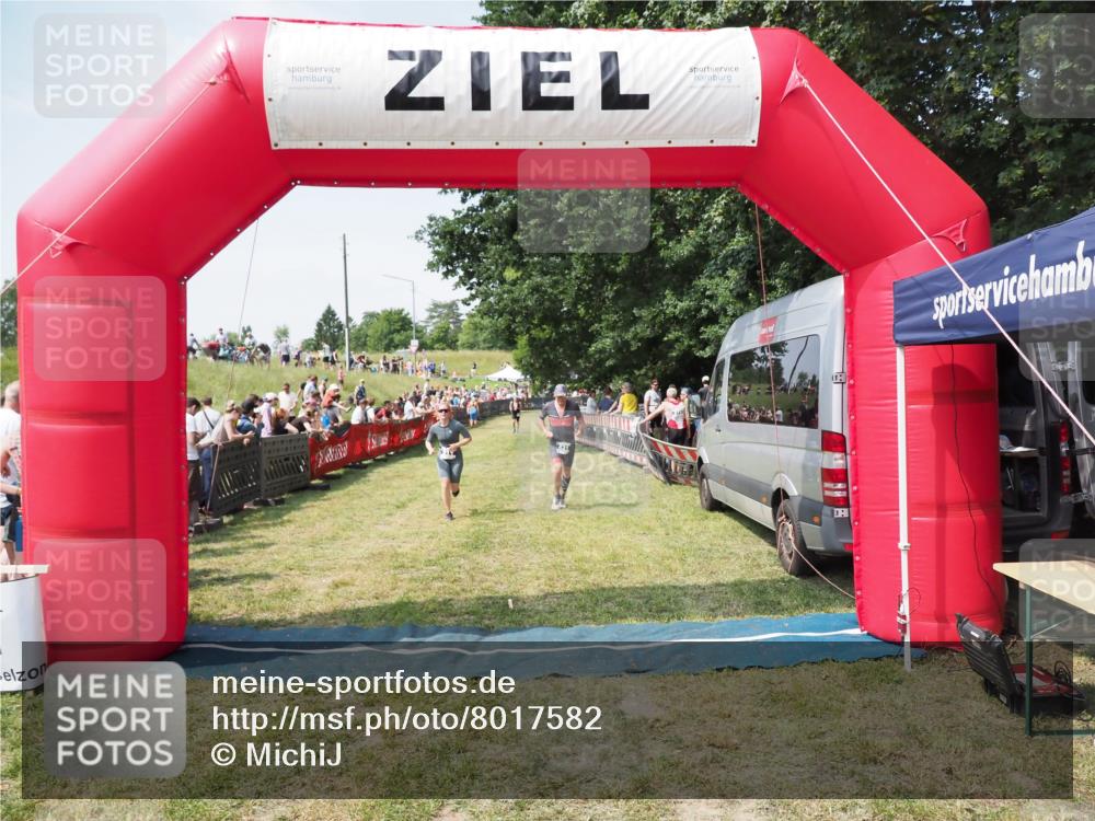 21.06.2025 - 27. Vierlanden-Triathlon MichiJ http://msf.ph/oto/8017582 15.06.2026 11:33:31 Ziel 431, 511 meine-sportfotos.de