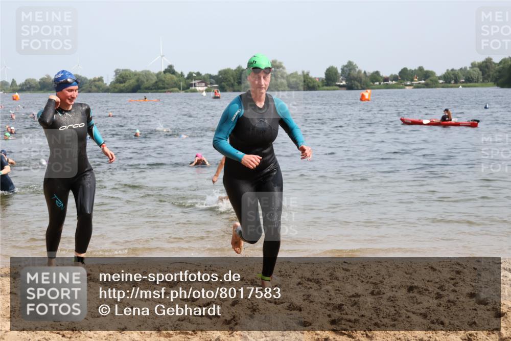 15.06.2025 - 27. Vierlanden-Triathlon Lena Gebhardt http://msf.ph/oto/8017583 15.06.2025 10:16:14 Schwimmen 445, 477, 489, 494, 523, 526, 611 meine-sportfotos.de