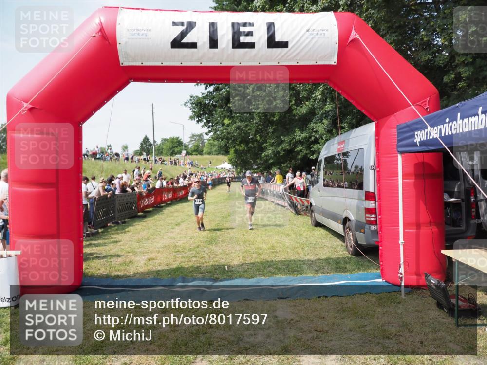 21.06.2025 - 27. Vierlanden-Triathlon MichiJ http://msf.ph/oto/8017597 15.06.2026 11:33:31 Ziel 431, 511 meine-sportfotos.de