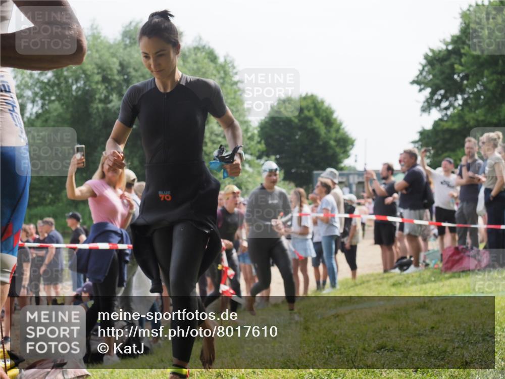 15.06.2025 - 27. Vierlanden-Triathlon KatJ http://msf.ph/oto/8017610 15.06.2025 10:16:59 Schwimmen 471, 484, 501, 551, 566, 595, 604, 610, 633 meine-sportfotos.de