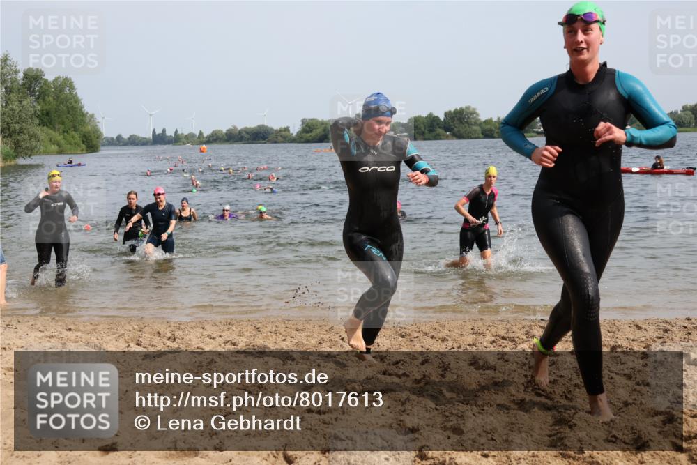 15.06.2025 - 27. Vierlanden-Triathlon Lena Gebhardt http://msf.ph/oto/8017613 15.06.2025 10:16:15 Schwimmen 445, 477, 489, 494, 523, 526, 611 meine-sportfotos.de