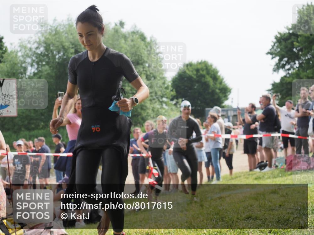 15.06.2025 - 27. Vierlanden-Triathlon KatJ http://msf.ph/oto/8017615 15.06.2025 10:16:59 Schwimmen 471, 484, 501, 551, 566, 595, 604, 610, 633 meine-sportfotos.de