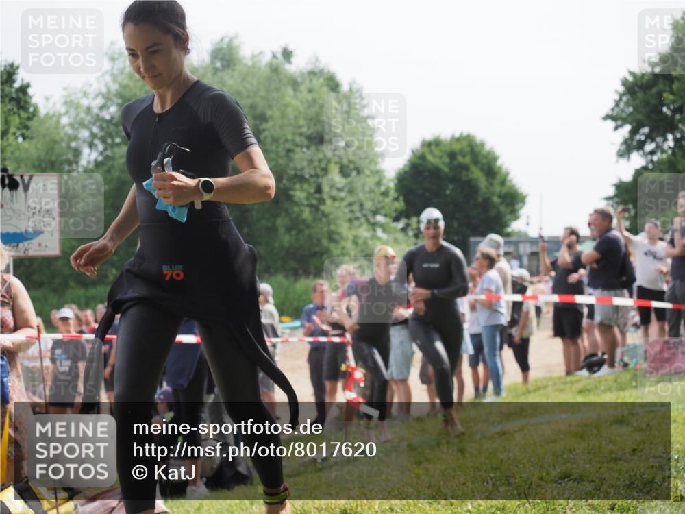 15.06.2025 - 27. Vierlanden-Triathlon KatJ http://msf.ph/oto/8017620 15.06.2025 10:16:59 Schwimmen 471, 484, 501, 551, 566, 595, 604, 610, 633 meine-sportfotos.de