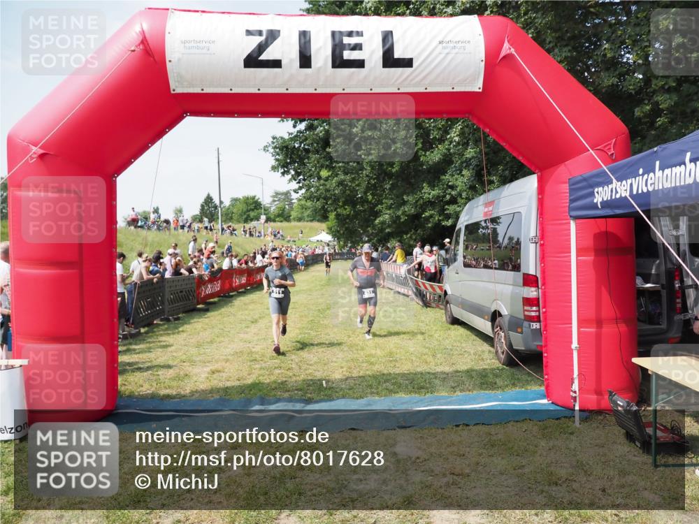 21.06.2025 - 27. Vierlanden-Triathlon MichiJ http://msf.ph/oto/8017628 15.06.2026 11:33:32 Ziel 431, 511 meine-sportfotos.de