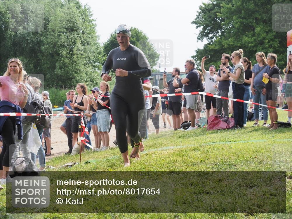 15.06.2025 - 27. Vierlanden-Triathlon KatJ http://msf.ph/oto/8017654 15.06.2025 10:17:01 Schwimmen 471, 484, 501, 551, 566, 567, 595, 610 meine-sportfotos.de
