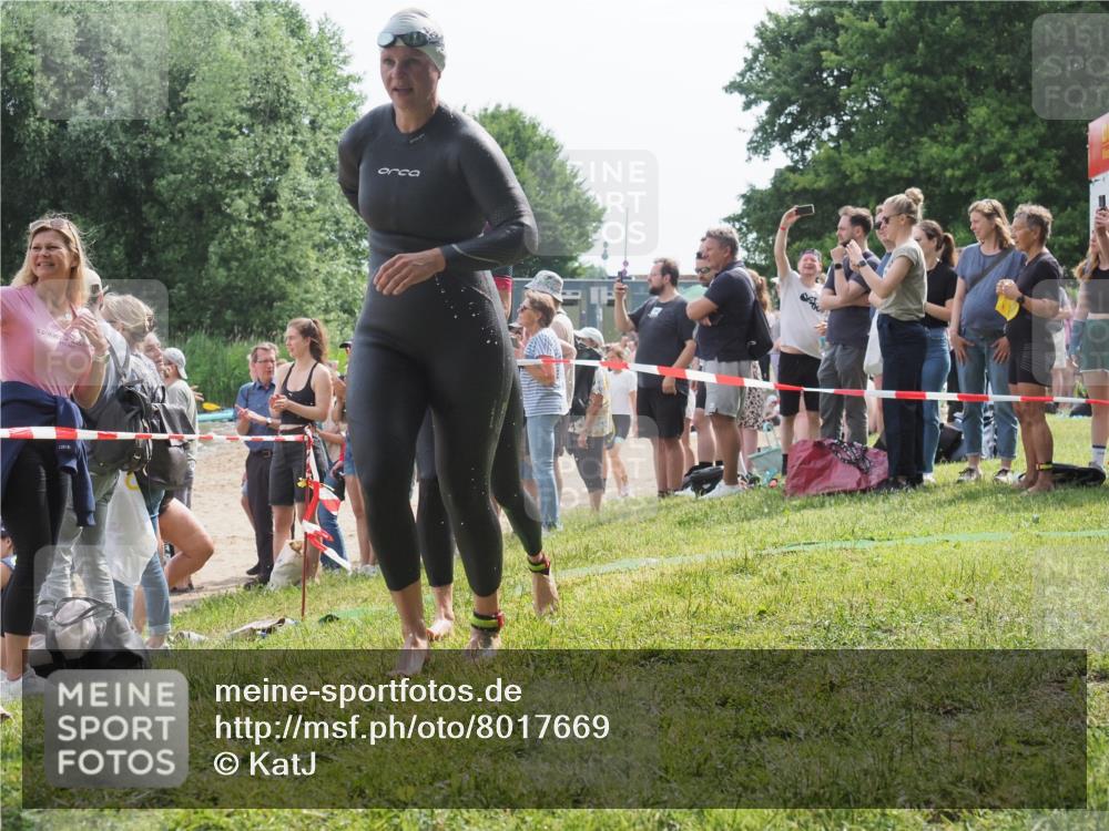 15.06.2025 - 27. Vierlanden-Triathlon KatJ http://msf.ph/oto/8017669 15.06.2025 10:17:01 Schwimmen 471, 484, 501, 551, 566, 567, 595, 610 meine-sportfotos.de