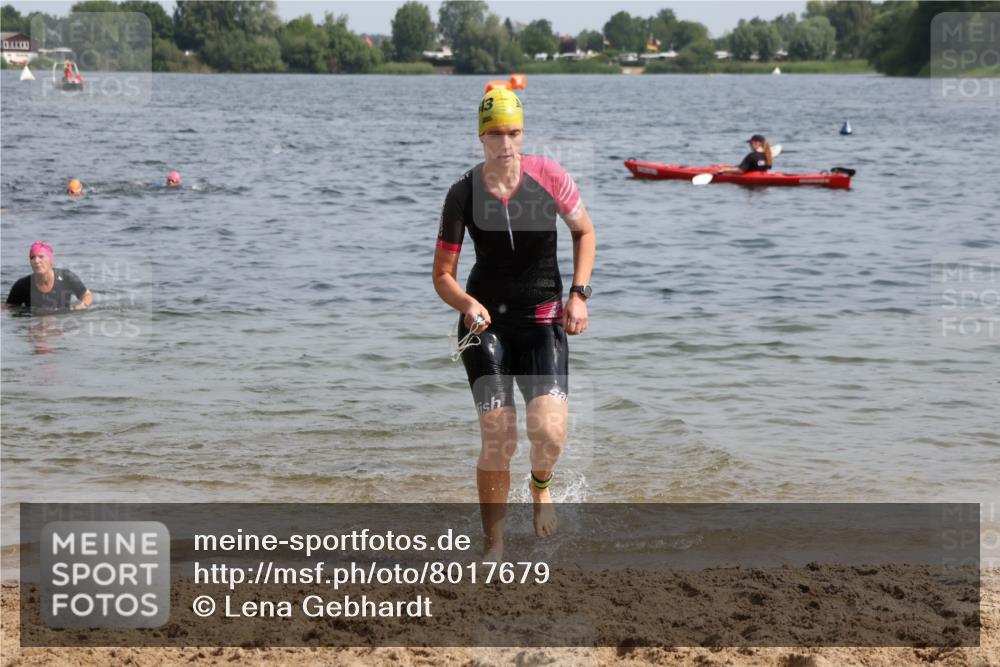 15.06.2025 - 27. Vierlanden-Triathlon Lena Gebhardt http://msf.ph/oto/8017679 15.06.2025 10:16:17 Schwimmen 477, 487, 489, 494, 523, 526, 611, 634 meine-sportfotos.de
