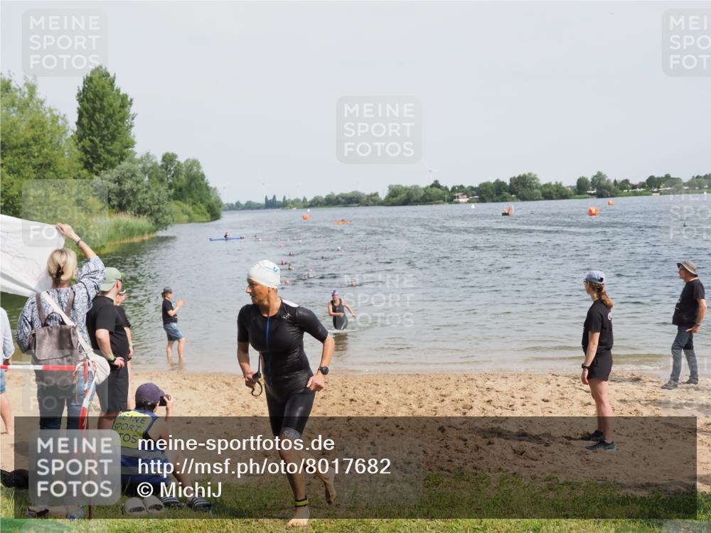 21.06.2025 - 27. Vierlanden-Triathlon MichiJ http://msf.ph/oto/8017682 15.06.2026 10:17:57 Schwimmen 515, 522, 563, 571 meine-sportfotos.de