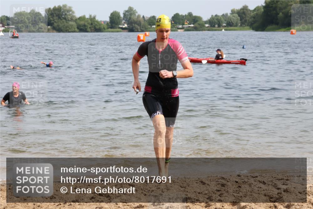 15.06.2025 - 27. Vierlanden-Triathlon Lena Gebhardt http://msf.ph/oto/8017691 15.06.2025 10:16:17 Schwimmen 477, 487, 489, 494, 523, 526, 611, 634 meine-sportfotos.de